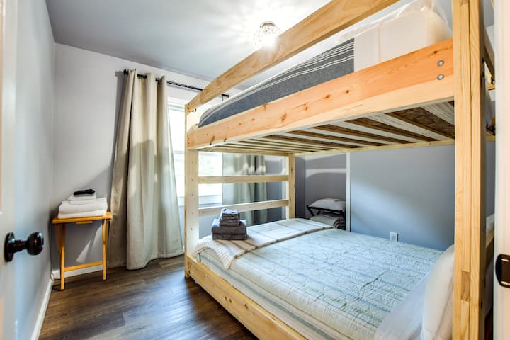 3rd Bedroom (Bunked queen beds)