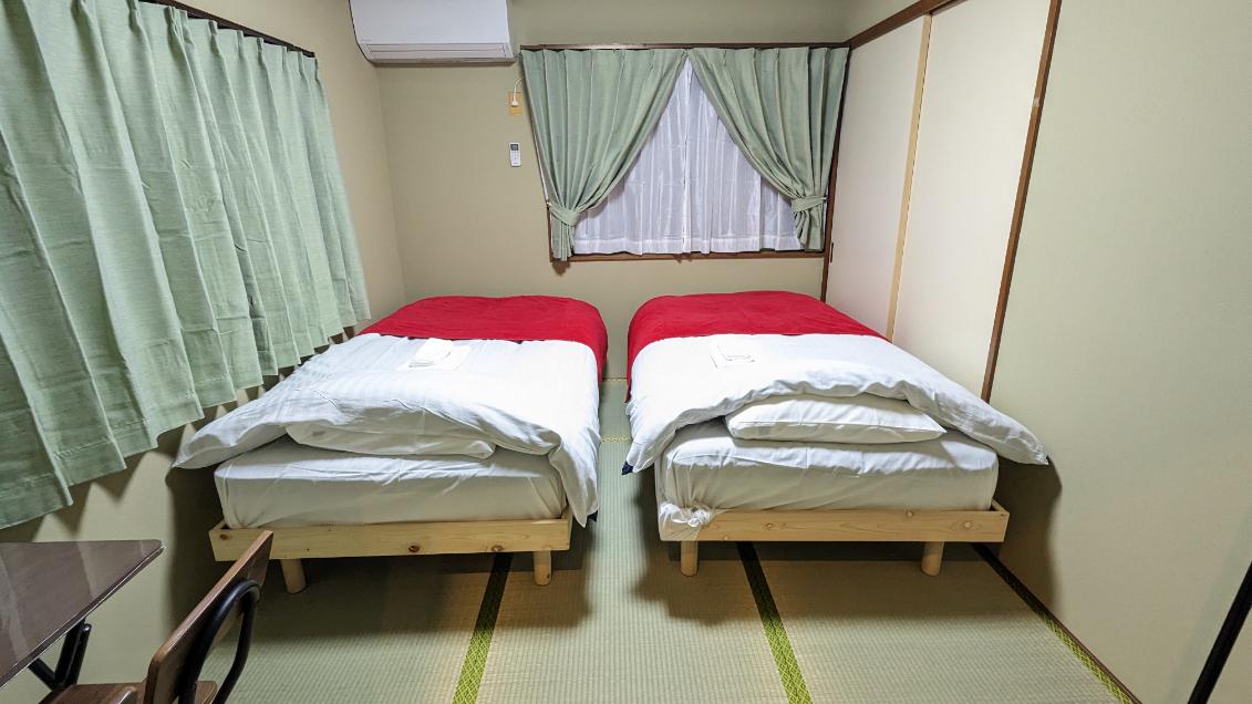 Este es un dormitorio 2F.
Hay dos camas individuales.
Habitación ！.