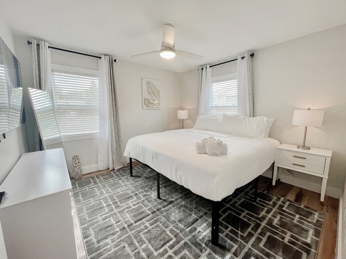 חדר שינה 3: מיטת קינג סייז, טלוויזיה חכמה, שידה גדולה, מראה גוף מלא, גוונים מחשיכים, תאורת מיטה, מאוורר תקרה ותאורה