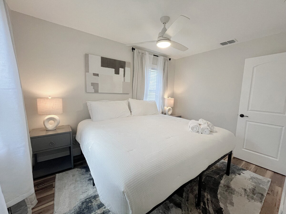 חדר שינה 4: מיטת קינג סייז, גוונים חשוכים בחדר, טלוויזיה חכמה (לא בתמונה), שידה גדולה (לא בתמונה), תאורת לילה, מאוורר תקרה ותאורה