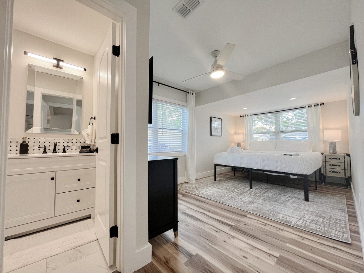 חדר שינה ראשי: מיטת קינג סייז, חדר רחצה פרטי צמוד, טלוויזיה חכמה (לא בתמונה), גוונים חשוכים בחדר, ארון גדול (לא בתמונה), שידה גדולה, מאוורר תקרה ותאורה