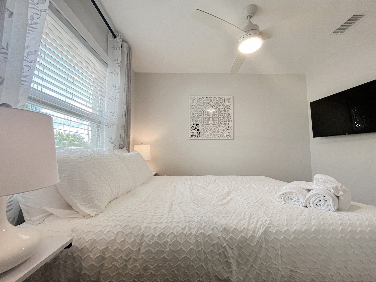 חדר שינה 2: מיטת קווין סייז, טלוויזיה חכמה, גוונים להחשיך בחדר, ארון גדול (לא בתמונה), תאורת לילה, מאוורר תקרה ותאורה