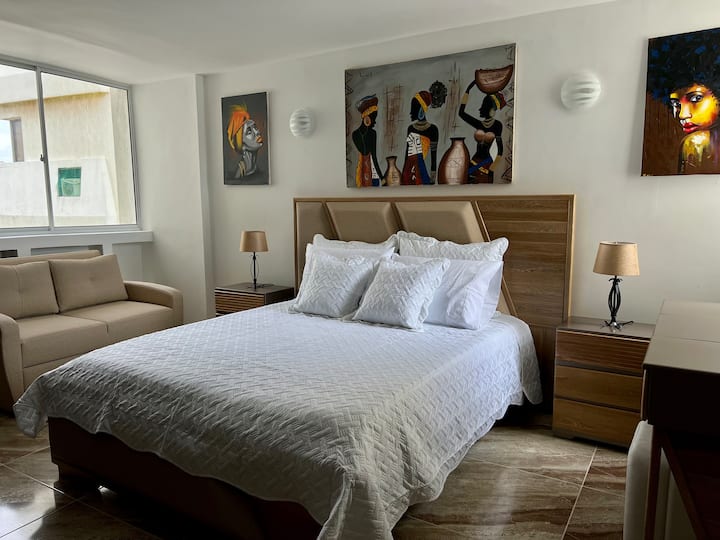 Dormitorio principal con baño privado y ducha a ras de suelo