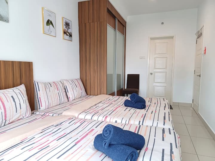 2 bračna kreveta u glavnoj spavaćoj sobi s ugradbenim ormarom, stolom i stolicom, sušilom za kosu,  glačalom, zidnom vješalicom i vješalicom za odjeću. Osigurana su 2 dodatna jastuka.
