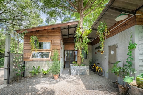 Home220: little hideaway home w/h garden