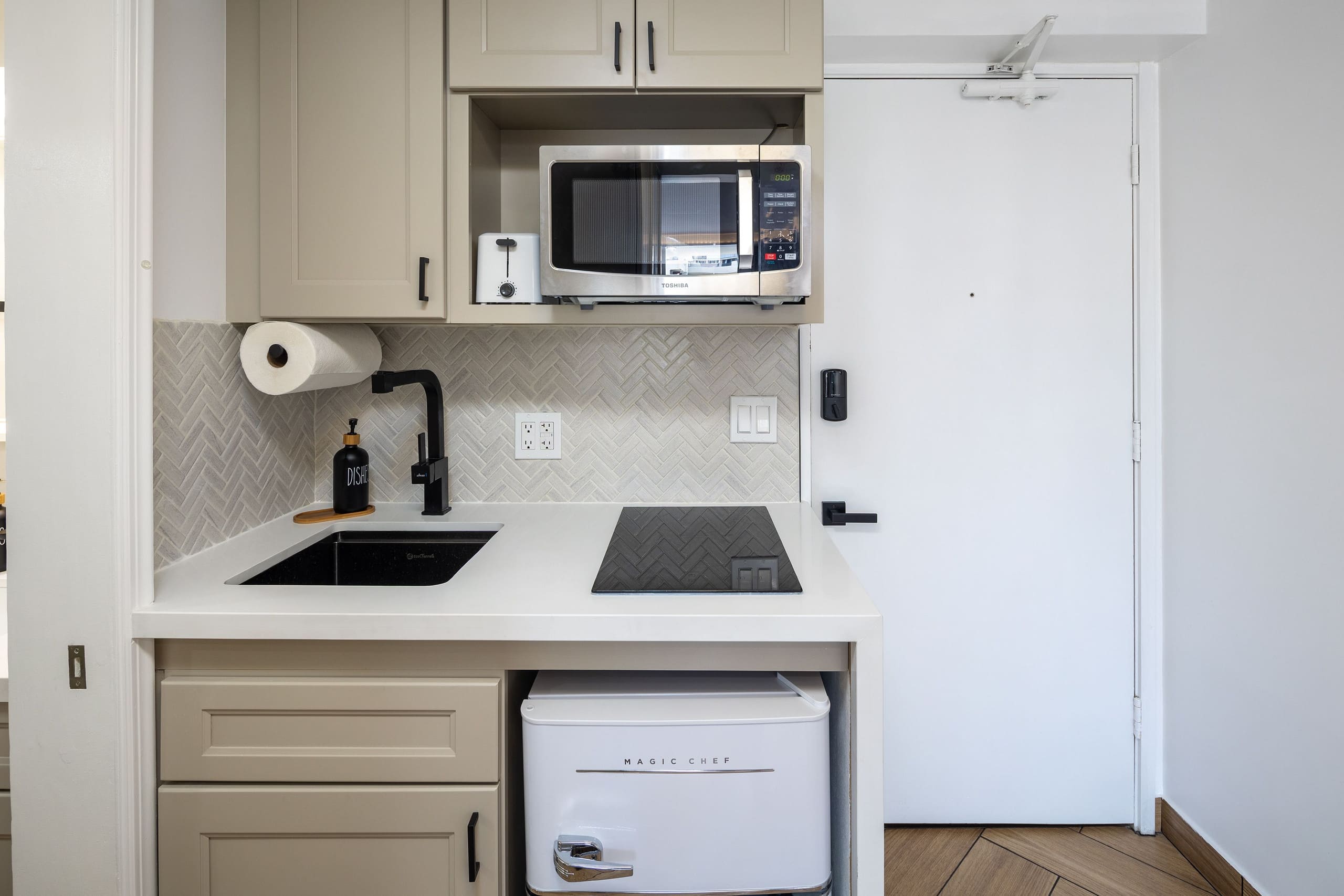 Brand New Renovated 2Queen Beds Waikiki w/Kitchen - Image 2