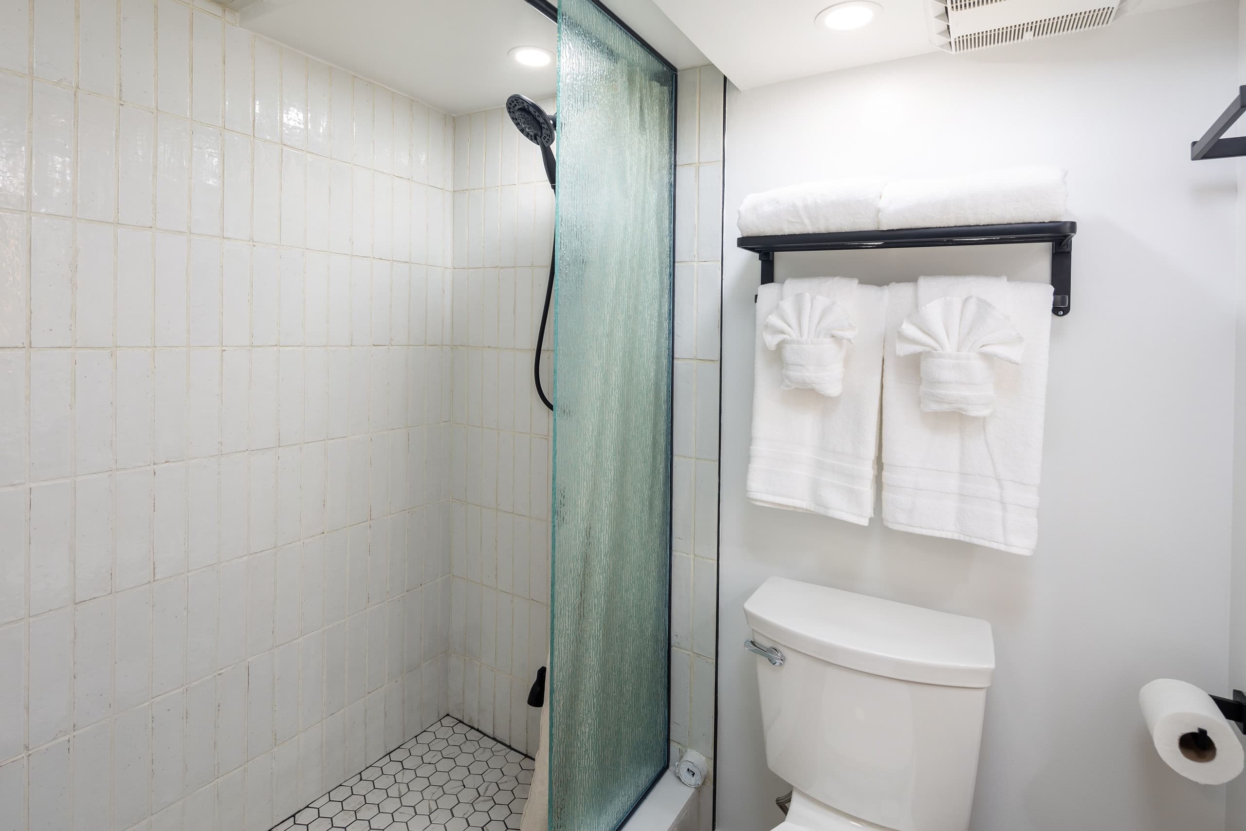 Brand New Renovated 2Queen Beds Waikiki w/Kitchen - Image 11
