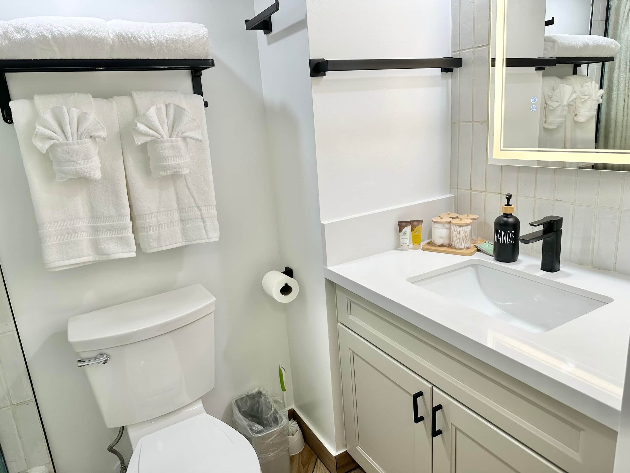 Brand New Renovated 2Queen Beds Waikiki w/Kitchen - Image 12