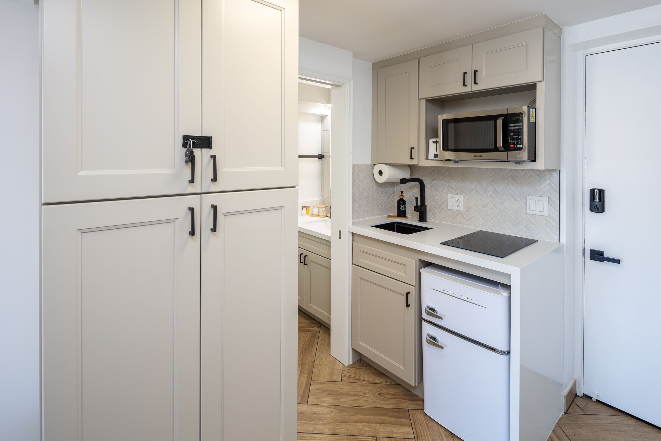 Brand New Renovated 2Queen Beds Waikiki w/Kitchen - Image 3