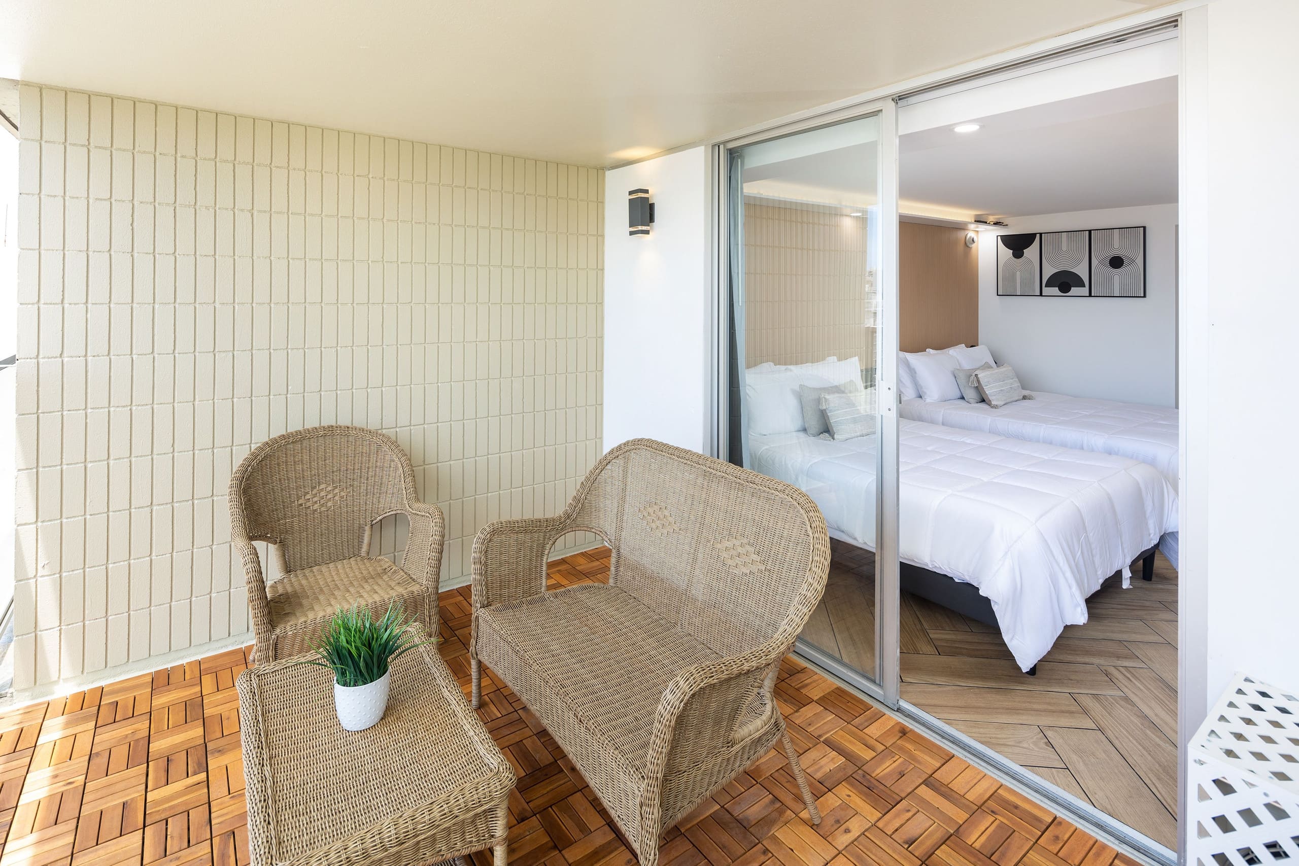 Brand New Renovated 2Queen Beds Waikiki w/Kitchen - Image 10