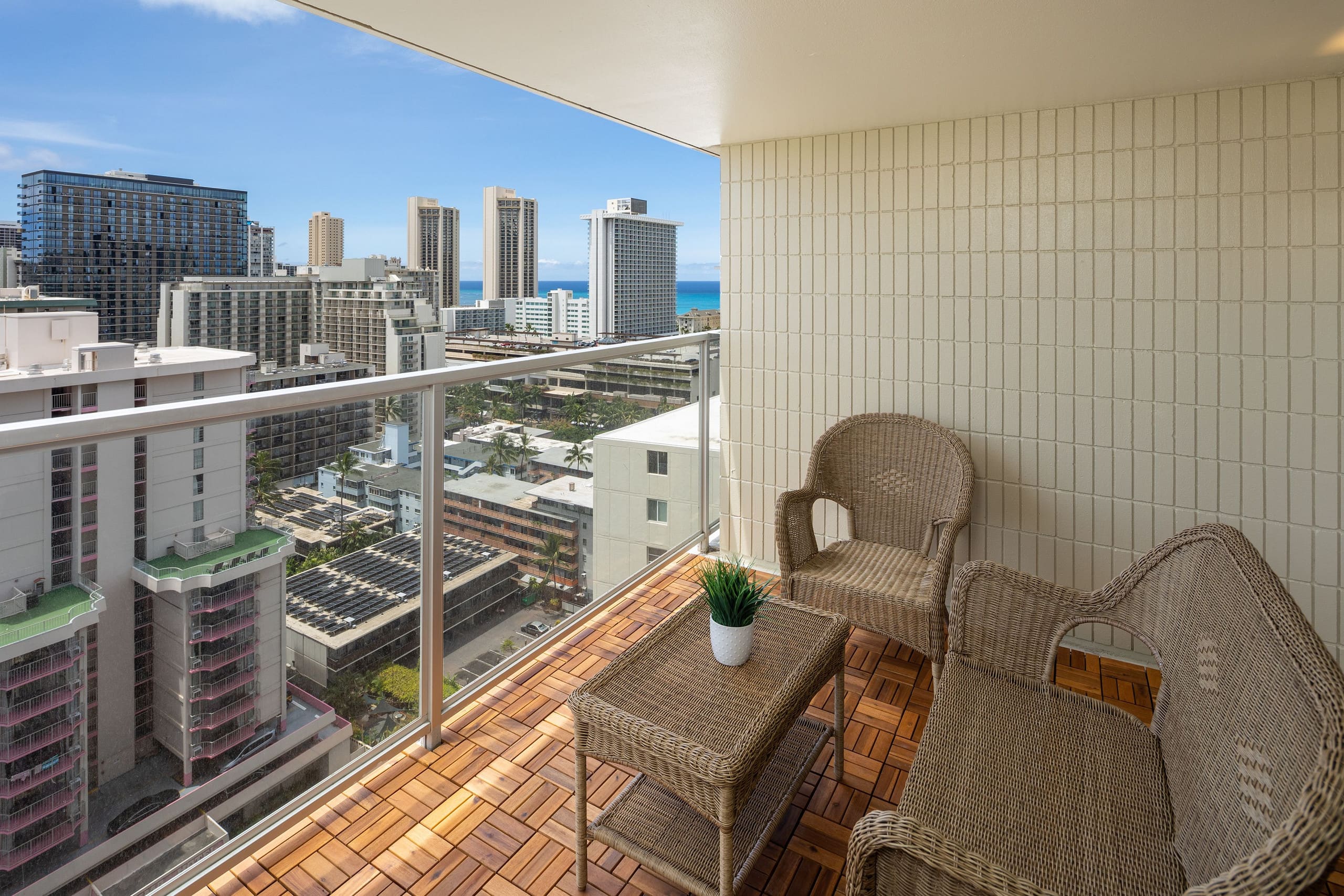 Brand New Renovated 2Queen Beds Waikiki w/Kitchen - Image 14