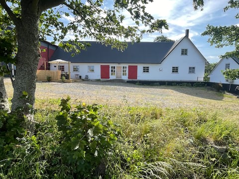 Spacious 110 m² accommodation including a 250 m² activity hall
