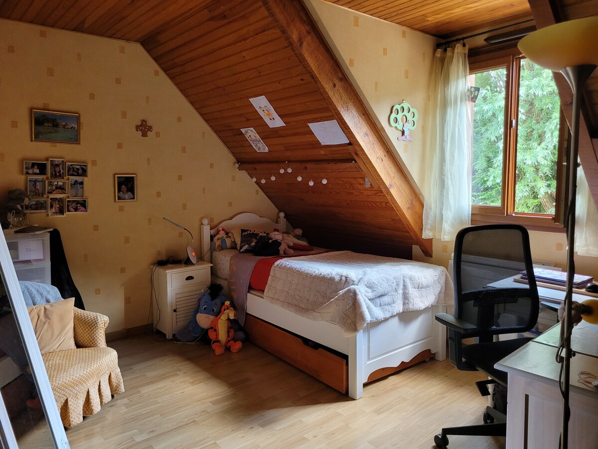 ďalšia spálňa na poschodí. Môžete tam umiestniť druhú posteľ (základňu postele s nohami a matracom ), ak prídete na 7.