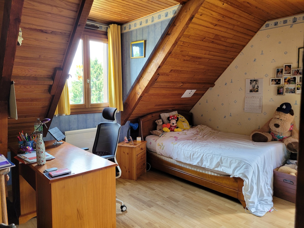 jedna spálňa pre dvoch dospelých alebo tínedžerov/deti, so 140 lôžkami a malým balkónom