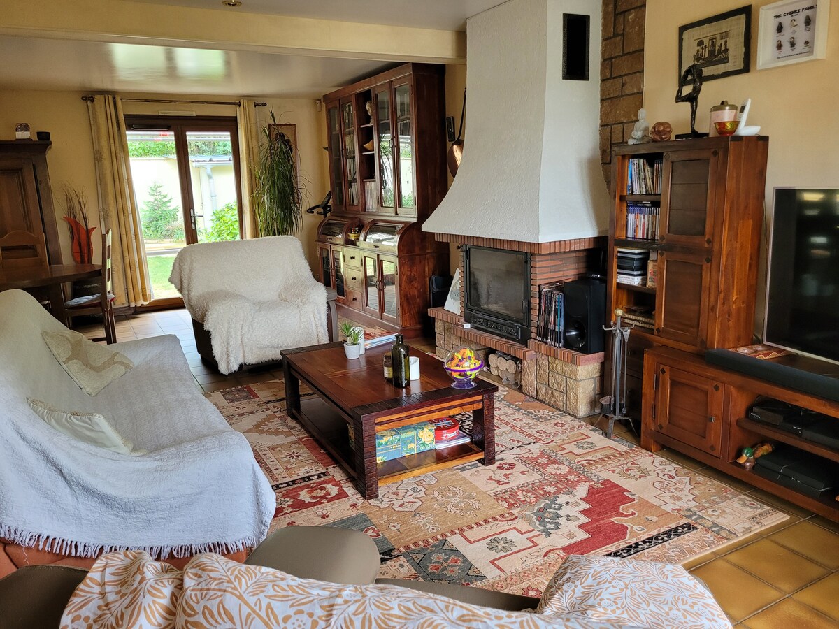 Priateľská obývacia izba s televízorom, Netflixom, viacerými knihami, hrami a DVD