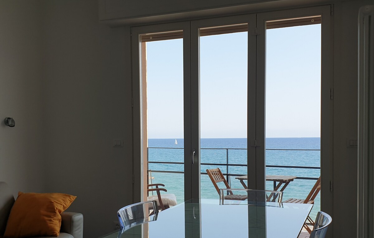 Erfolgreiche Airbnb-Immobilie: FurnaxSea - Studio - Beachfront - Beach in Savona