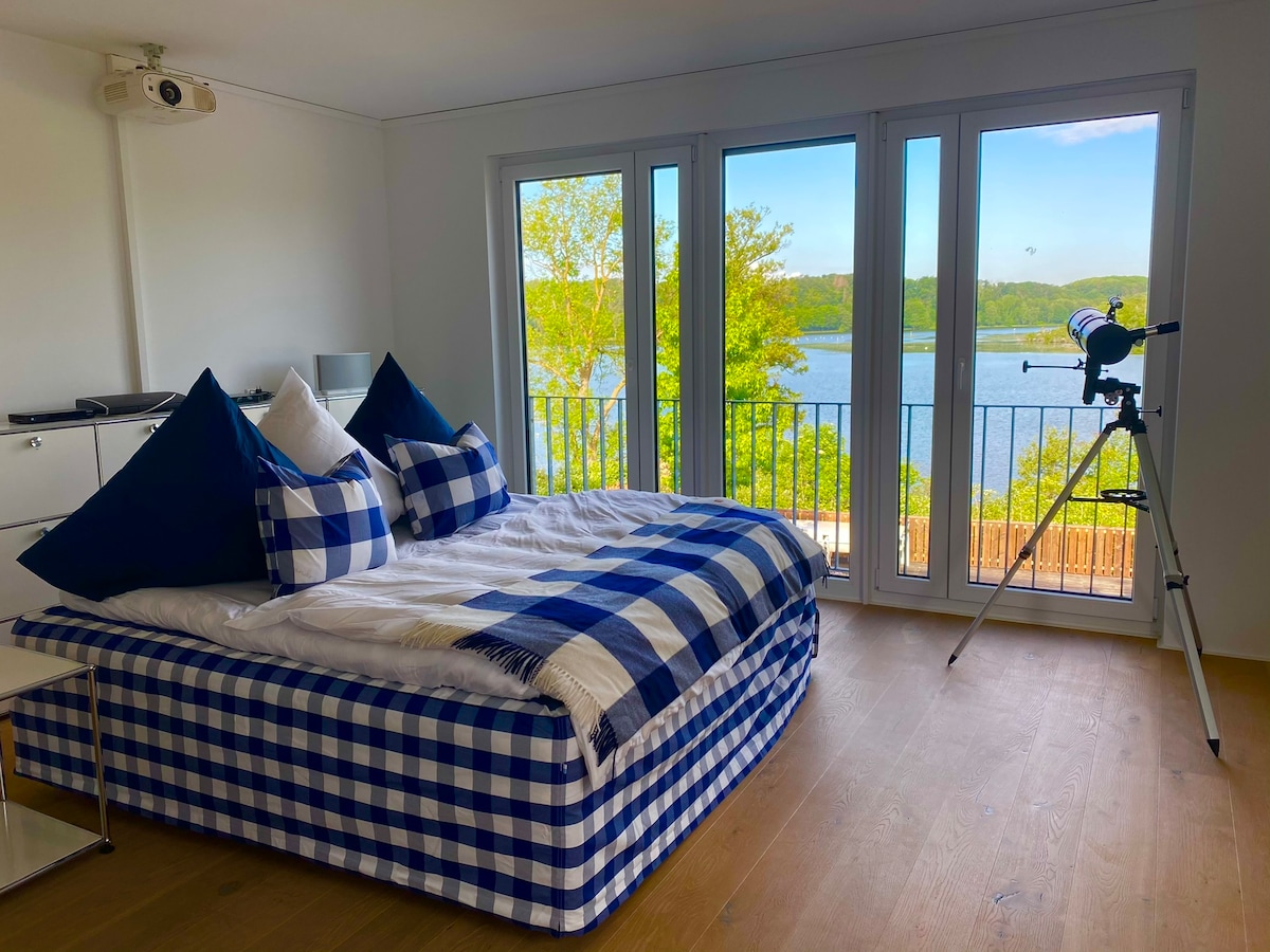 Bedroom first floor with Hästens bed, access to the sauna, toilet pool, walk-in dressing room and bathroom with rain-drawn shower. Air conditioning, projector with screen, Sonos - Boxing, Surround - System ensure the perfect feeling.