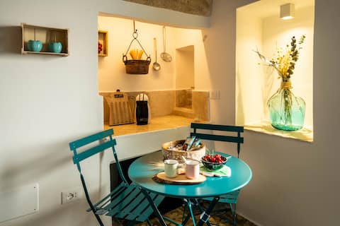 Successful Airbnb property: 8Petali room in downtown Polignano a Mare in Polignano A Mare