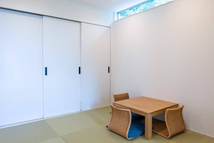 The Japanese-style room has a shabble table, a seating table, and a cradle.
You might want to take a nap for a nap