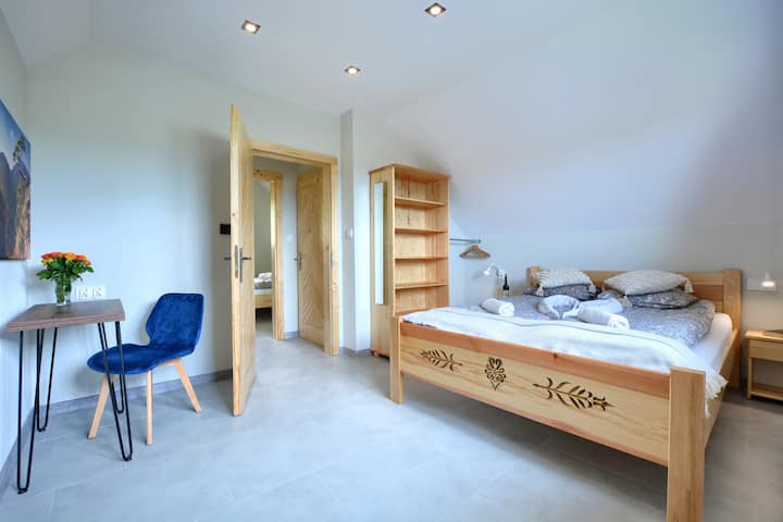 Dormitorio con cama matrimonial y sofá cama individual