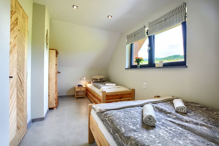 Dormitorio con cama matrimonial y sofá cama individual