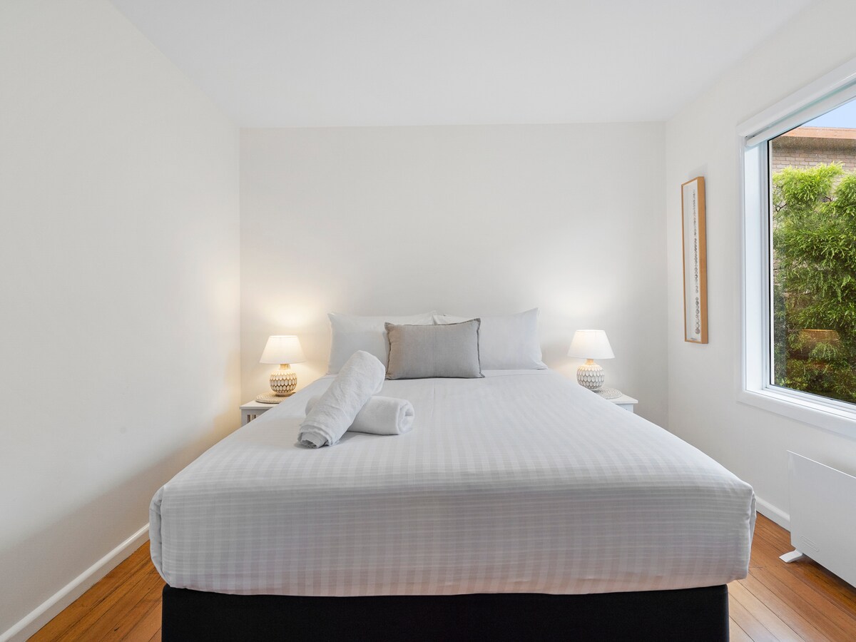 El segundo dormitorio tiene una cómoda cama tamaño queen.