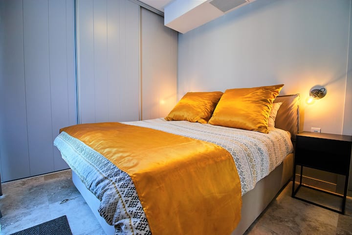 Საძინებელი 2 კომფორტული საწოლით (160სმ × 200სმ) და სხვა სააბაზანოთი