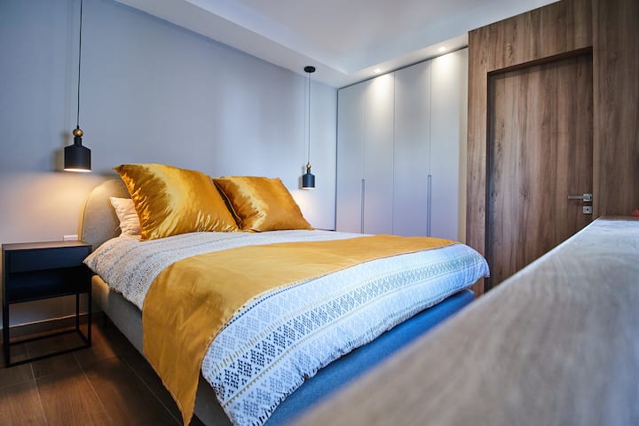 Საძინებელი 1 კომფორტული კუინზის ზომით (160 სმ × 200 სმ) საწოლითა და სააბაზანოთი