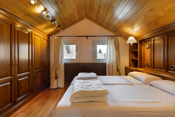 غرفة تحتوي على سريرين مقاس 0.90 متر في العلية. تشترك في حمام مع حوض استحمام مع الغرفة 6.