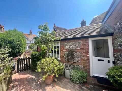 Beautiful Seaside, Gated Cottage