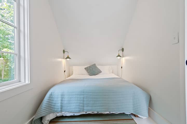 חדר שינה שני למעלה עם מיטת קווין סייז.