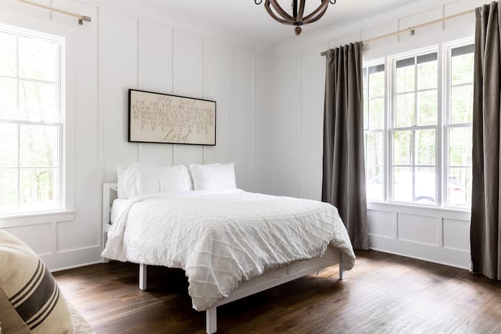 Cómodo y espacioso dormitorio queen fuera del vestíbulo.