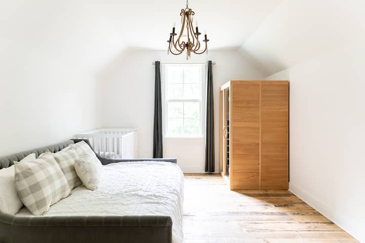 Séptimo dormitorio en la planta superior con un sofá cama tamaño queen, una cuna disponible y una sauna de infrarrojos.