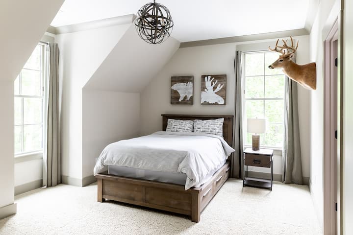 El dormitorio de niño en la planta superior con una cama doble, una decoración divertida, un armario espacioso y un baño privado completo.