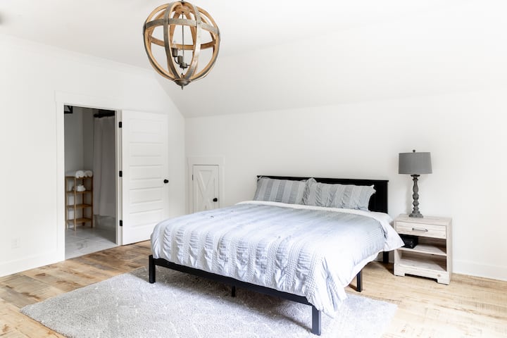 Dormitorio tamaño king en la planta superior con TV inteligente y baño completo adjunto.