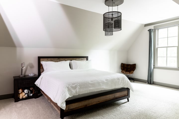 Tranquilo dormitorio king en la planta superior con baño privado completo.