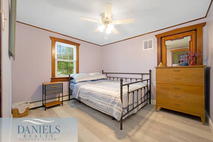 غرفة النوم الثانية هي ملكة ذات مسند كامل تحتها. وهي تقع في الطابق الأول. 