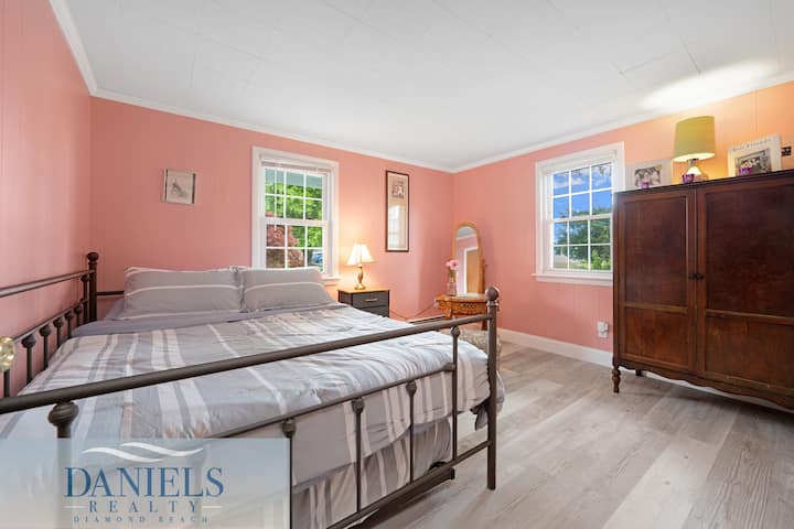 غرفة النوم 1 هي ملكة ذات مسند كامل تحتها. وهي تقع في الطابق الأول.