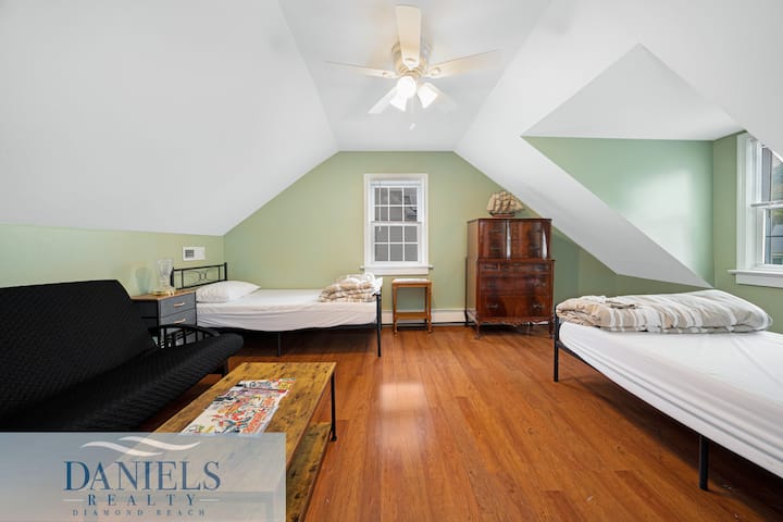 يشغل سريران مفردان وفوتون غرفة النوم الرابعة. يقع في الطابق الثاني. 