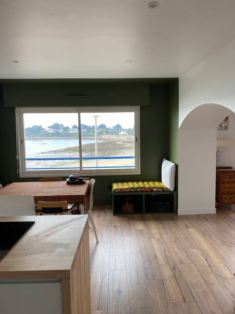 Successful Airbnb property: "Seafront" apartment. in Arzon