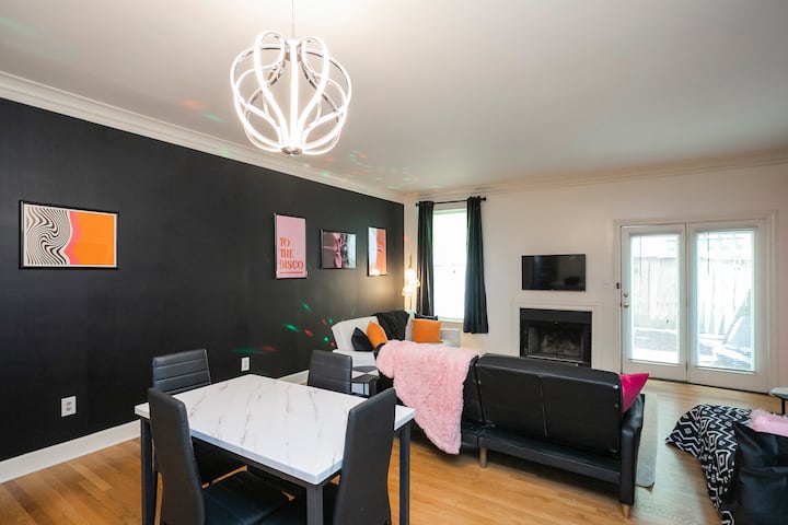 70s In Nash Vibes!2 Bed/2.5 Ba Townhome! Parking! - Nashville, TN