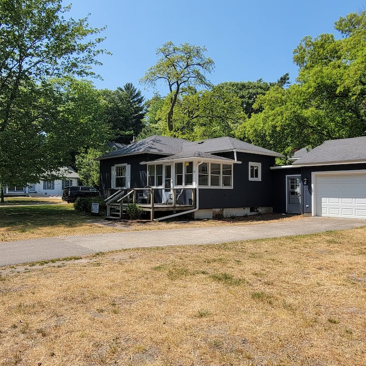 Concord Cottage Houses for Rent in Pentwater, Michigan, United States