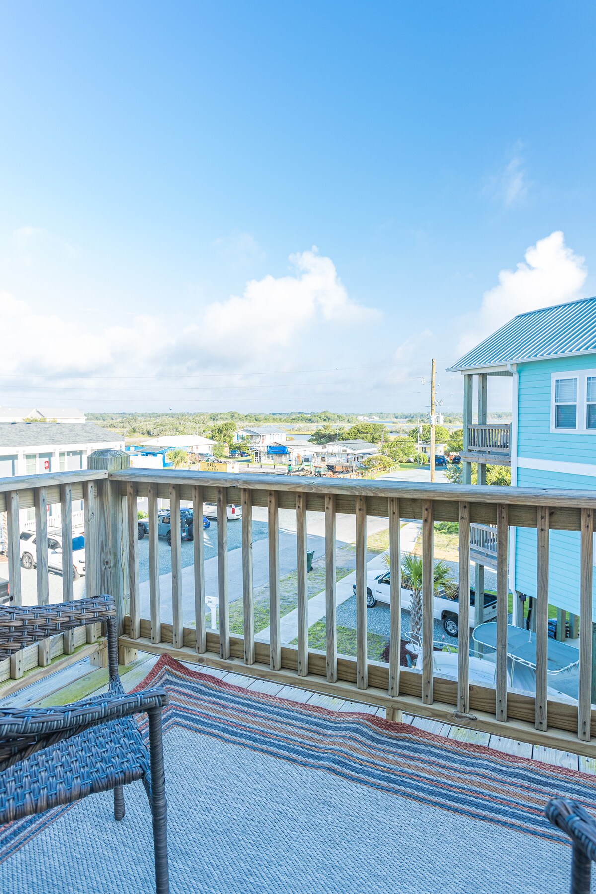 Hakuna haja ya kuondoka kwenye nyumba ili kuona mojawapo ya machweo maarufu ya Visiwa vya Topsail, itakuondolea pumzi moja kwa moja kutoka kwenye ukumbi wa nyuma! 