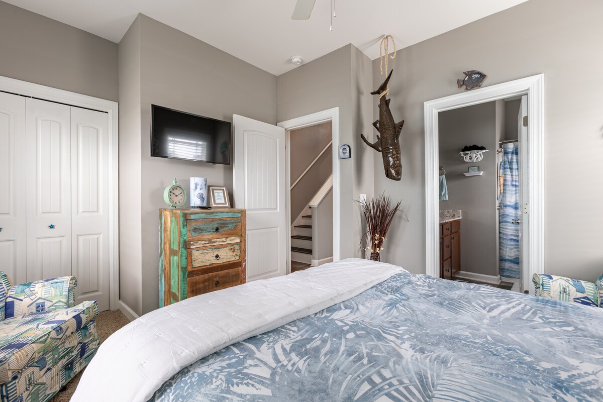 Queen Master Suite na televisheni yake mahiri. Mashuka ya kifahari ya Pottery Barn yanatolewa.