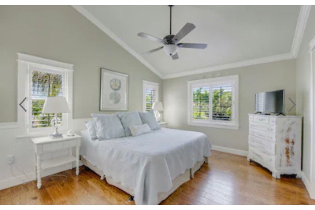 غرفة نوم رئيسية بسرير كبير وحمام داخلي