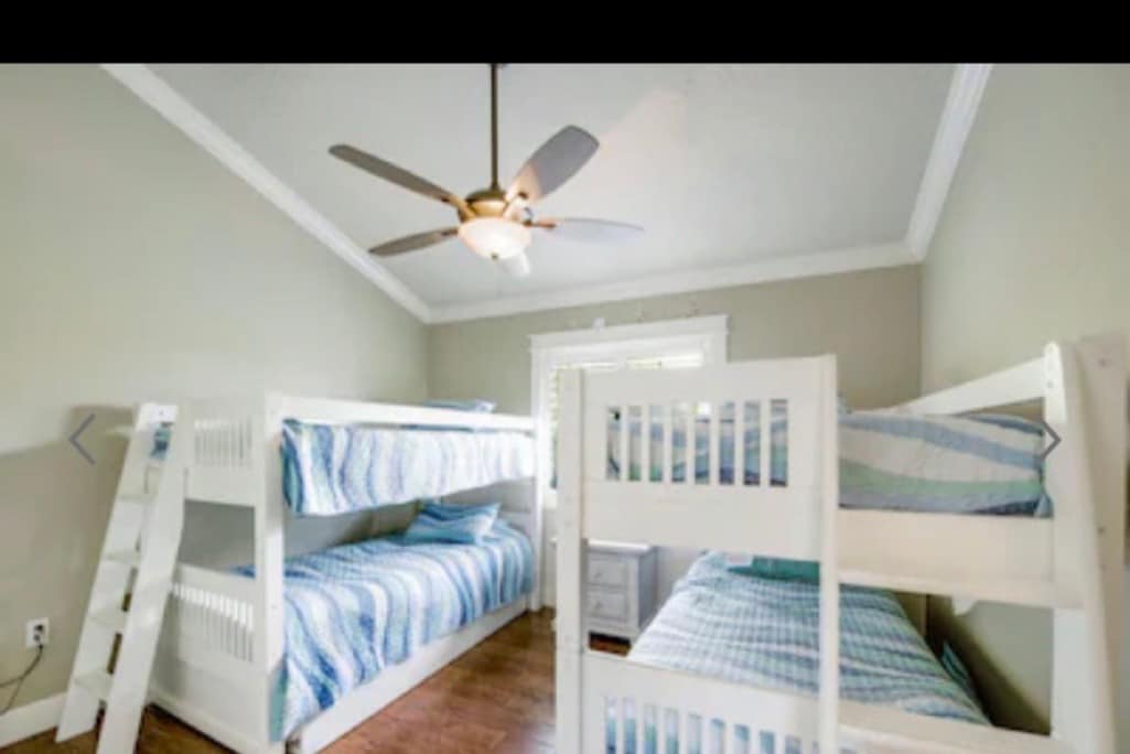 غرفة بطابقين بأربعة أسرّة مزدوجة