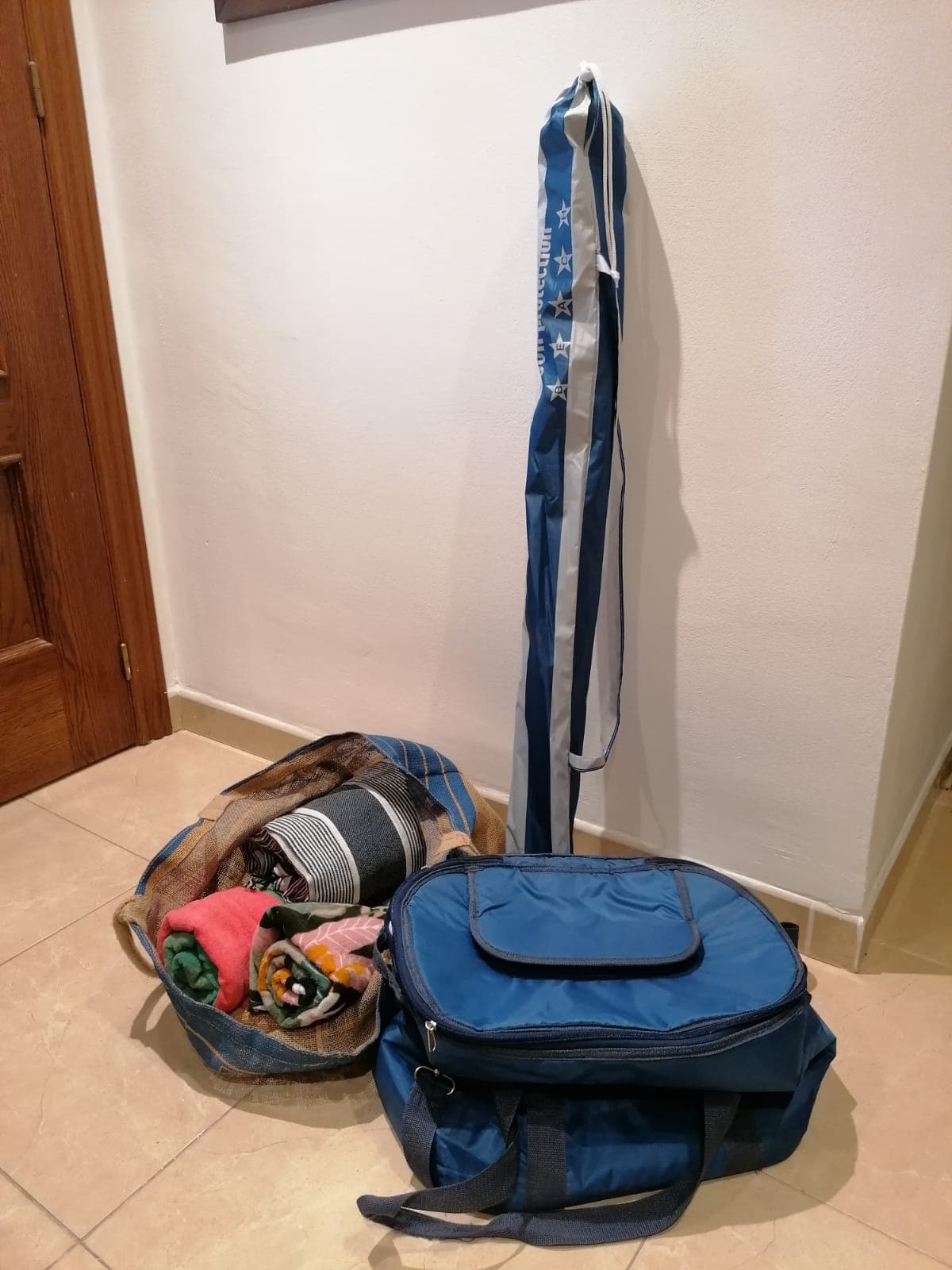If you want to enjoy the beaches of Tarragona (Arrabassada, Savinosa or Llarga) you have a parasol, 2 beach towels and a thermal bag (with blocks of ice in the freezer) so you can 
