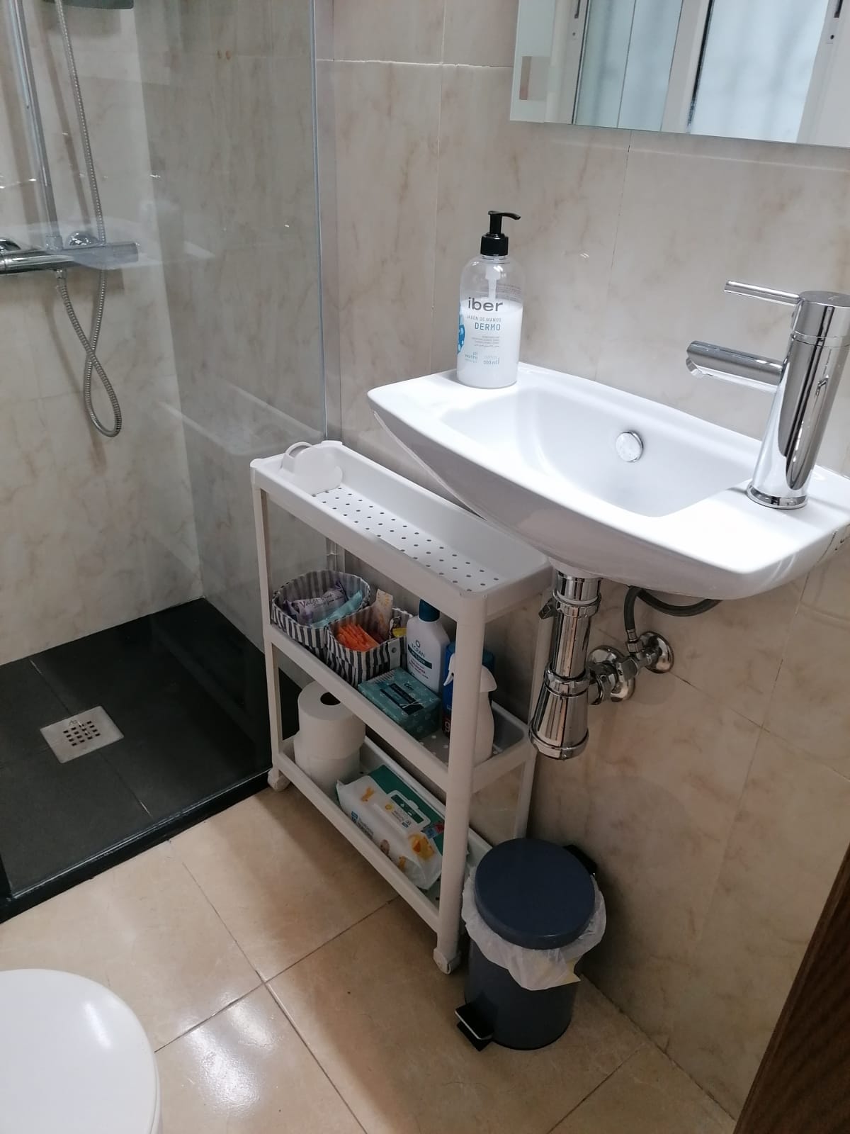 Assortment of basic hygiene products at your disposal: wipes, compresses, tampons, sunscreen, moisturizer, spray deodorant, hair foam... at Tarraco Experience in Tarragona