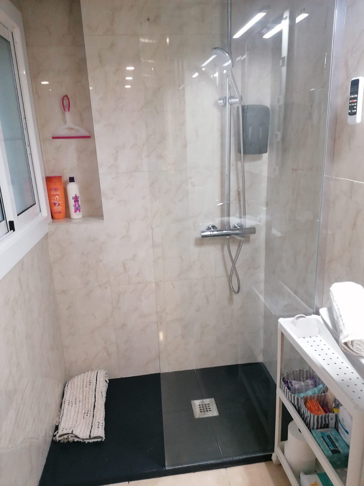 Bathroom with shampoo, conditioner, and shower gel. We also offer you body moisturizer, aftersun, sunscreen, spray deodorant... in case you forgot any of these things at home or no