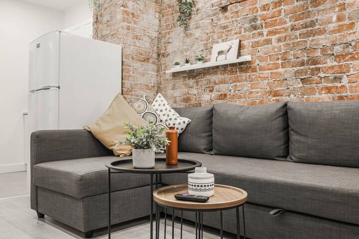 FREE Parking | HUGE Sleeps 17 gallery image 5